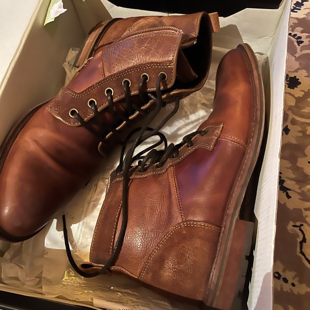 Hand made men’s hiking boots absolutely beautiful size 9 like new.